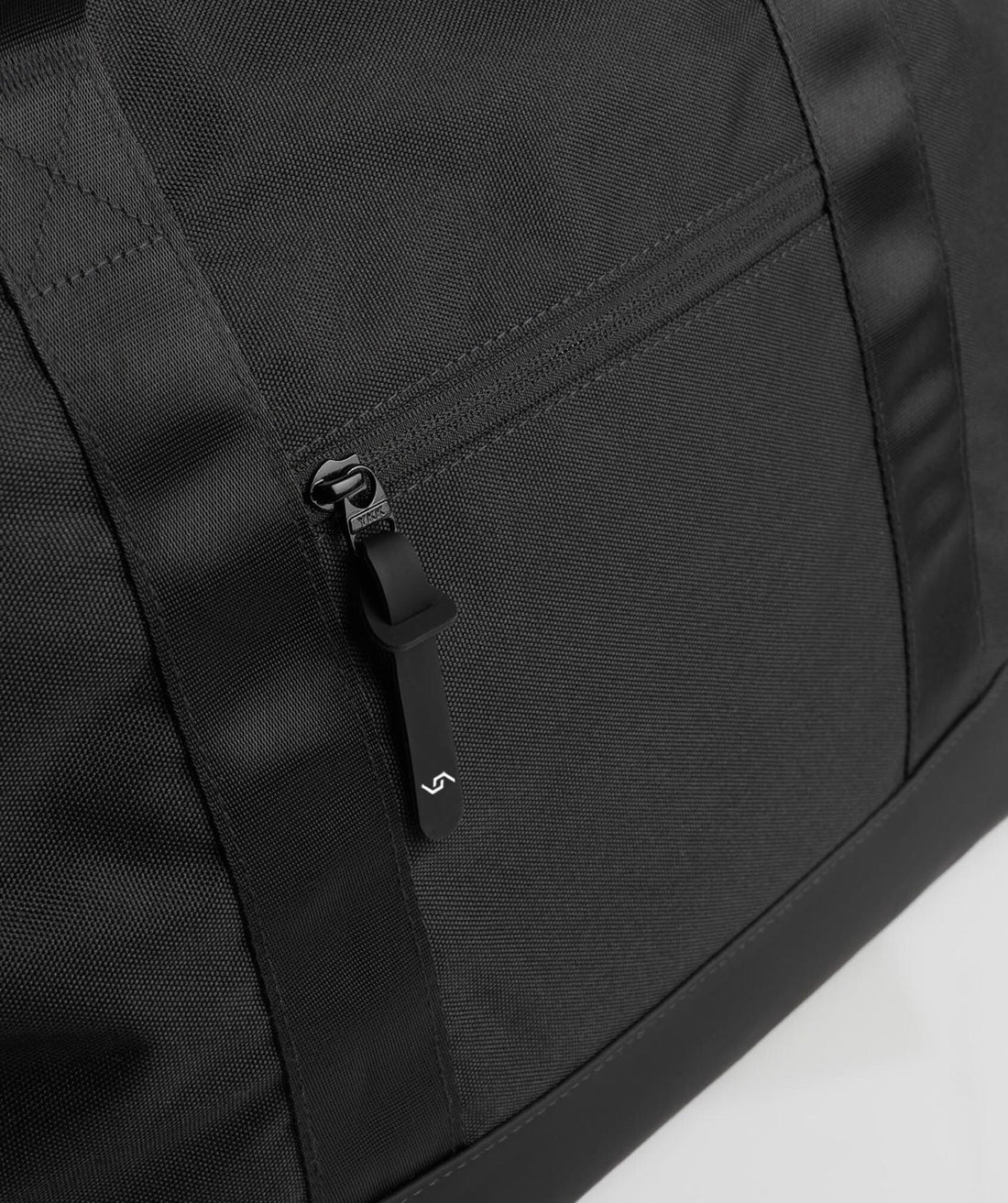 Splash30 Everyday Tote Bag 25L black front view on light gray background