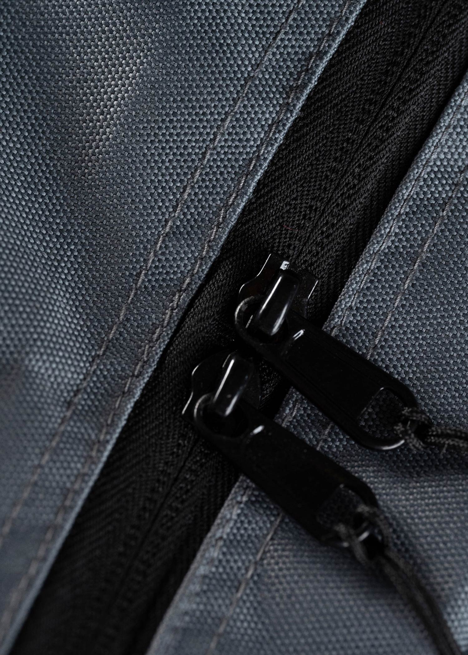 Close-up of the heavy-duty zipper on the gray Splash30 45L tactical backpack
